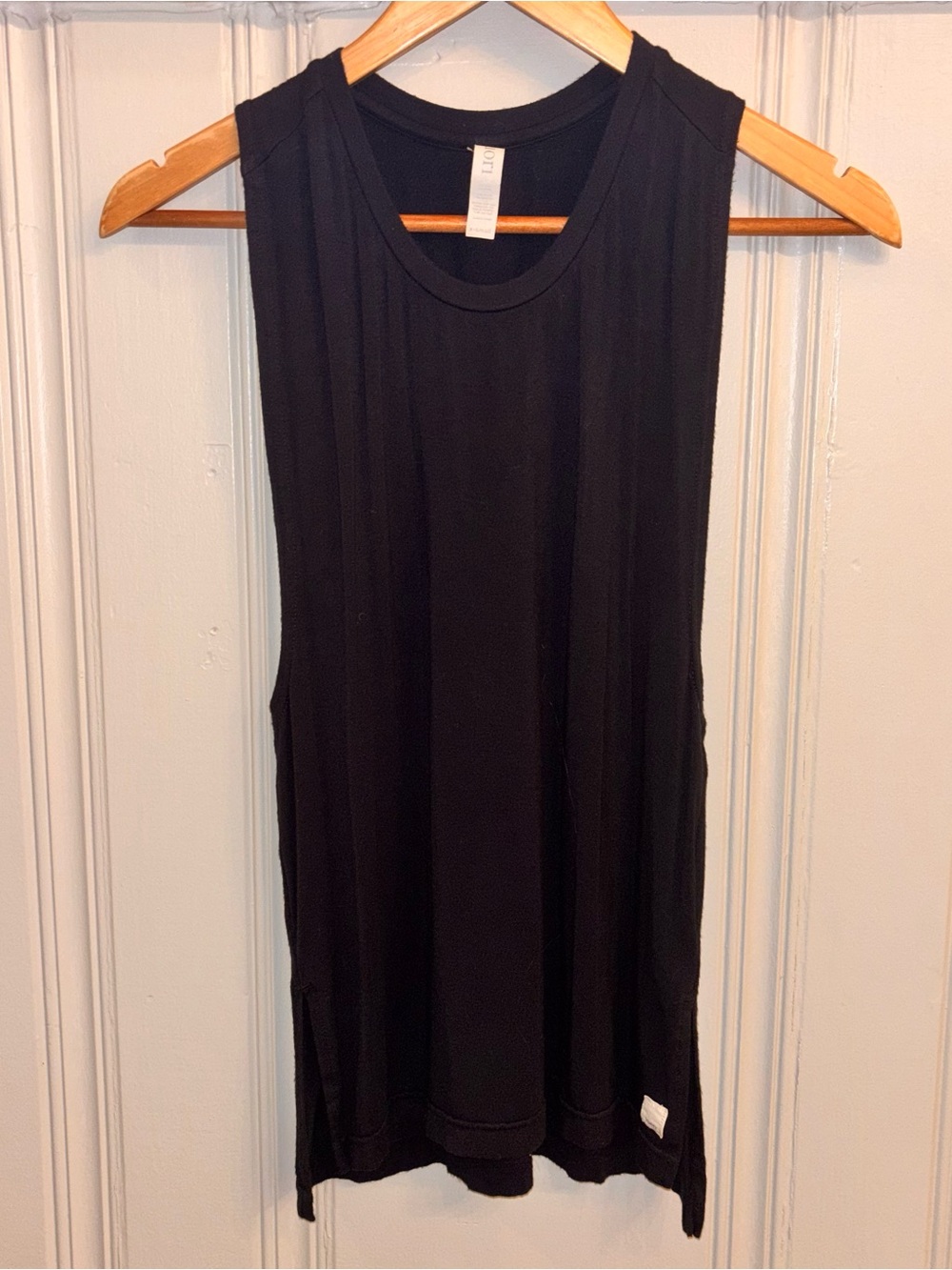 Vuori women’s XS black tank top first season cloth logo tag longer length sides - Picture 1 of 4
